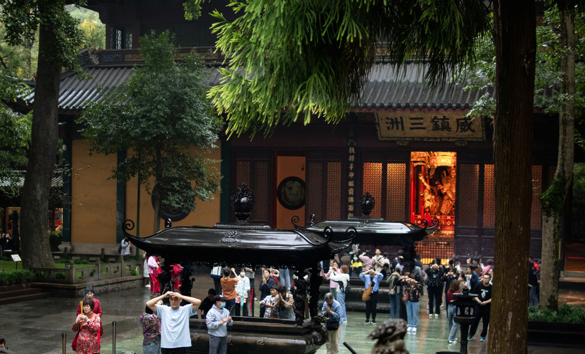 Hangzhou Buddhist Temples with Professional Guide: Lingyin Temple, Feilai Peak & More 3